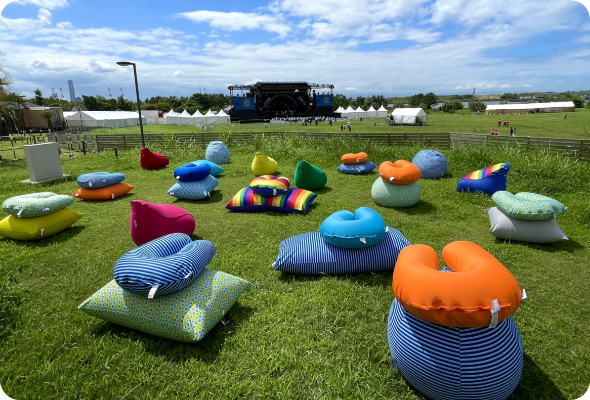 Yogibo　三角広場には、Yogiboに座って休憩できるリラックススペースをご用意しています！セッションの合間に是非ご利用ください。